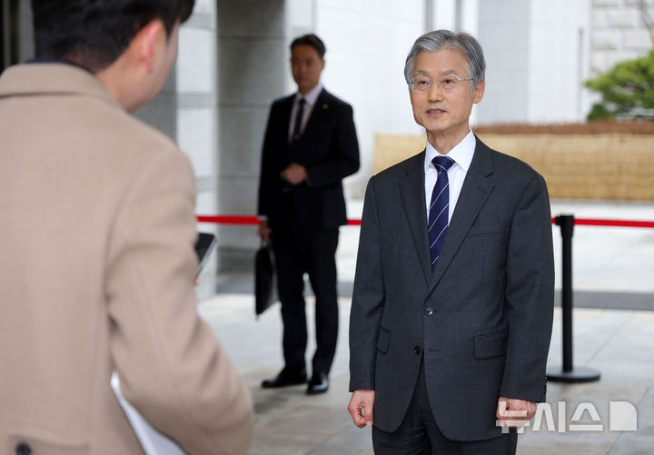 [서울=뉴시스] 홍효식 기자 = 조희대 대법원장이 3일 오전 서울 서초구 대법원으로 출근하며 취재진 질문에 답하고 있다. 2026.03.03. yesphoto@newsis.com