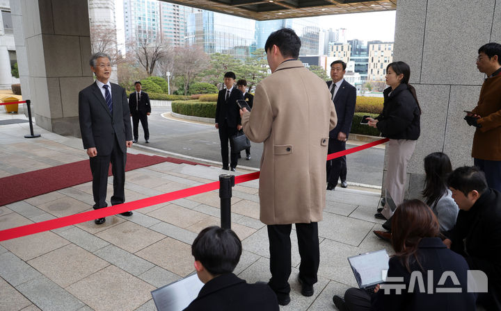 [서울=뉴시스] 홍효식 기자 = 조희대 대법원장이 3일 오전 서울 서초구 대법원으로 출근하며 취재진 질문에 답하고 있다. 2026.03.03. yesphoto@newsis.com