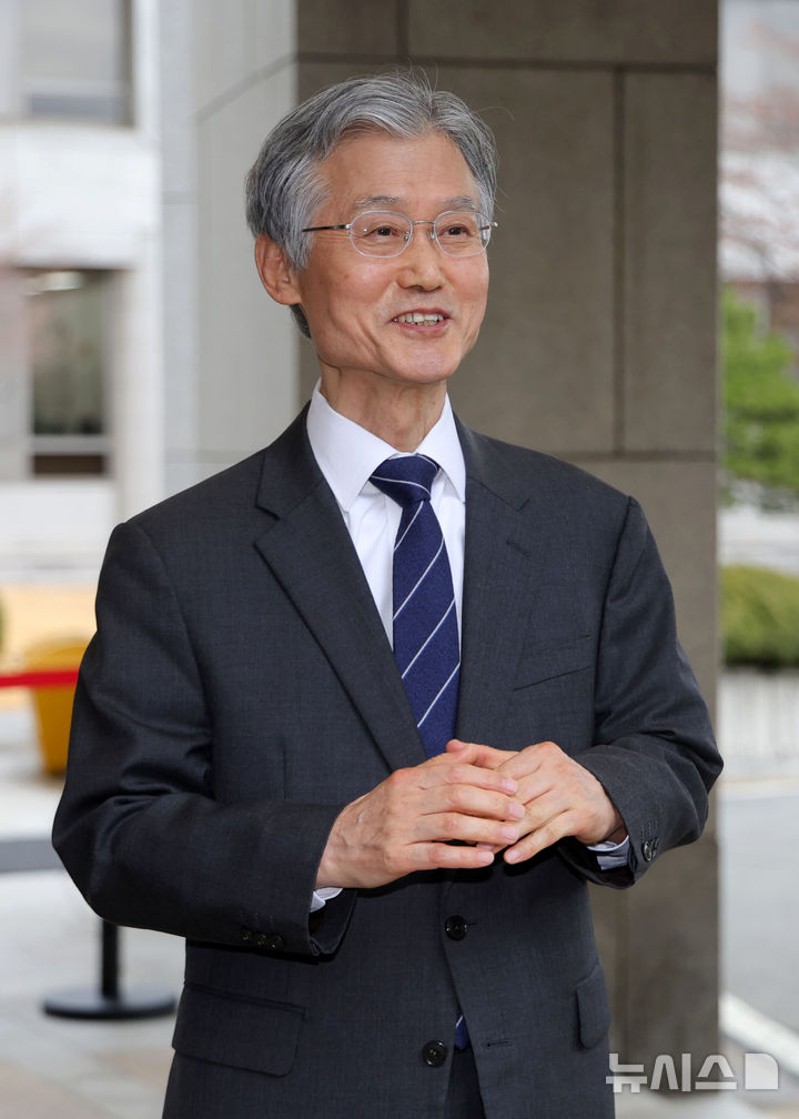 [서울=뉴시스] 홍효식 기자 = 조희대 대법원장이 3일 오전 서울 서초구 대법원으로 출근하며 취재진 질문에 답하고 있다. 2026.03.03. yesphoto@newsis.com