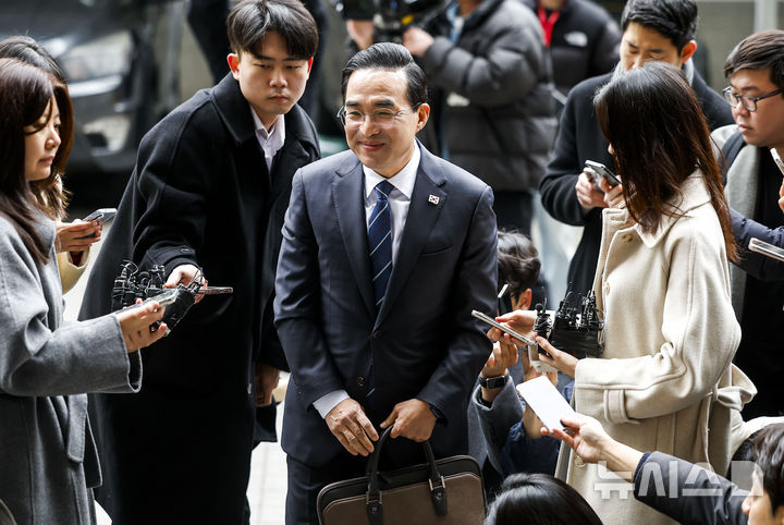 [서울=뉴시스] 정병혁 기자 = 박홍근 기획예산처 장관 후보자가 3일 서울 중구 예금보험공사에 마련된 인사청문회 준비 사무실로 출근하며 입장을 밝히고 있다. 2026.03.03. jhope@newsis.com