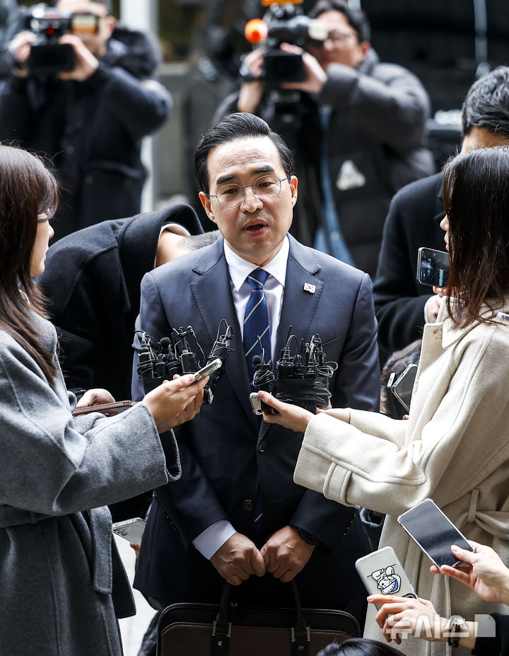 [서울=뉴시스] 정병혁 기자 = 박홍근 기획예산처 장관 후보자가 3일 서울 중구 예금보험공사에 마련된 인사청문회 준비 사무실로 출근하며 입장을 밝히고 있다. 2026.03.03. jhope@newsis.com
