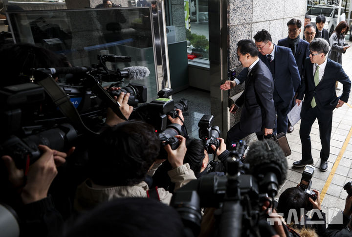 [서울=뉴시스] 정병혁 기자 = 박홍근 기획예산처 장관 후보자가 3일 서울 중구 예금보험공사에 마련된 인사청문회 준비 사무실로 출근하고 있다. 2026.03.03. jhope@newsis.com