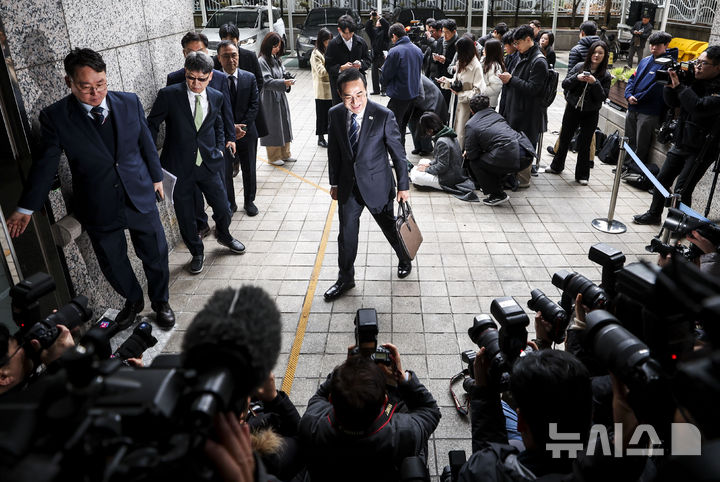 [서울=뉴시스] 정병혁 기자 = 박홍근 기획예산처 장관 후보자가 3일 서울 중구 예금보험공사에 마련된 인사청문회 준비 사무실로 출근하고 있다. 2026.03.03. jhope@newsis.com