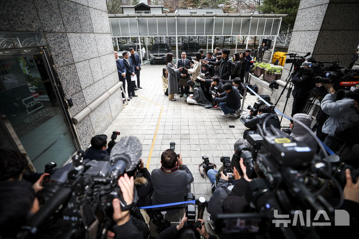 [서울=뉴시스] 정병혁 기자 = 박홍근 기획예산처 장관 후보자가 3일 서울 중구 예금보험공사에 마련된 인사청문회 준비 사무실로 출근하며 입장을 밝히고 있다. 2026.03.03. jhope@newsis.com