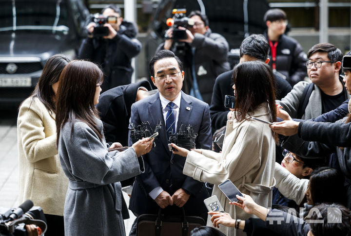 [서울=뉴시스] 정병혁 기자 = 박홍근 기획예산처 장관 후보자가 3일 서울 중구 예금보험공사에 마련된 인사청문회 준비 사무실로 출근하며 입장을 밝히고 있다. 2026.03.03. jhope@newsis.com
