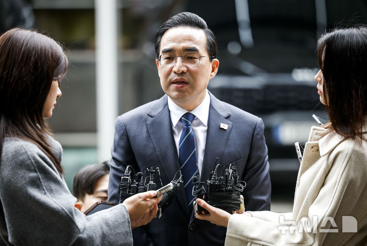 [서울=뉴시스] 정병혁 기자 = 박홍근 기획예산처 장관 후보자가 지난 3일 서울 중구 예금보험공사에 마련된 인사청문회 준비 사무실로 출근하며 입장을 밝히고 있다. 2026.03.03. jhope@newsis.com