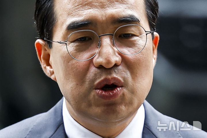 [서울=뉴시스] 정병혁 기자 = 박홍근 기획예산처 장관 후보자가 3일 서울 중구 예금보험공사에 마련된 인사청문회 준비 사무실로 출근하며 입장을 밝히고 있다. 2026.03.03. jhope@newsis.com