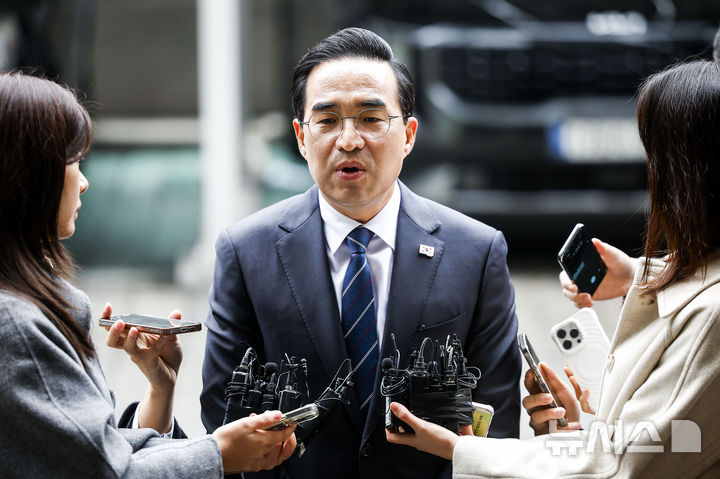 [서울=뉴시스] 정병혁 기자 = 박홍근 기획예산처 장관 후보자가 3일 서울 중구 예금보험공사에 마련된 인사청문회 준비 사무실로 출근하며 입장을 밝히고 있다. 2026.03.03. jhope@newsis.com