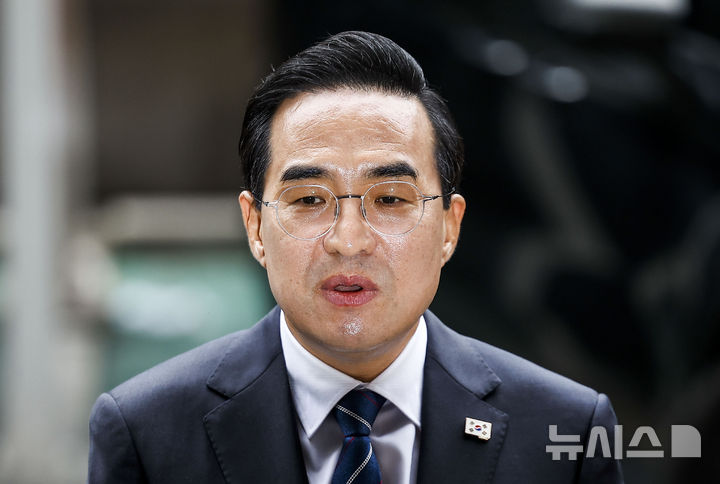 [서울=뉴시스] 정병혁 기자 = 박홍근 기획예산처 장관 후보자가 3일 서울 중구 예금보험공사에 마련된 인사청문회 준비 사무실로 출근하며 입장을 밝히고 있다. 2026.03.03. jhope@newsis.com