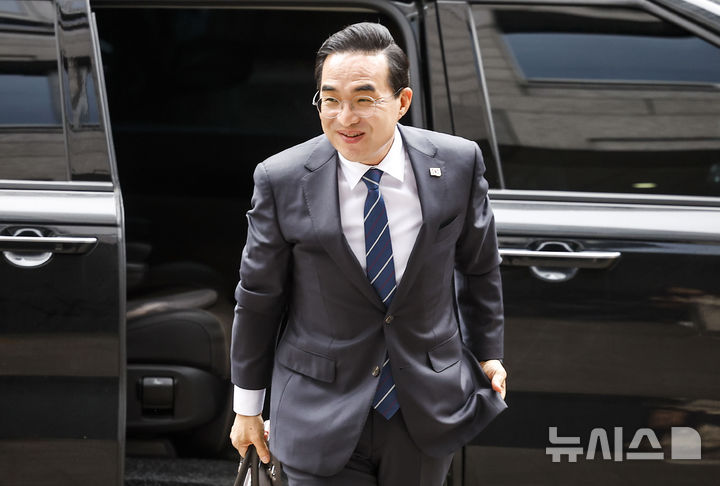 [서울=뉴시스] 정병혁 기자 = 박홍근 기획예산처 장관 후보자가 3일 서울 중구 예금보험공사에 마련된 인사청문회 준비 사무실로 출근해 차에서 내리고 있다. 2026.03.03. jhope@newsis.com