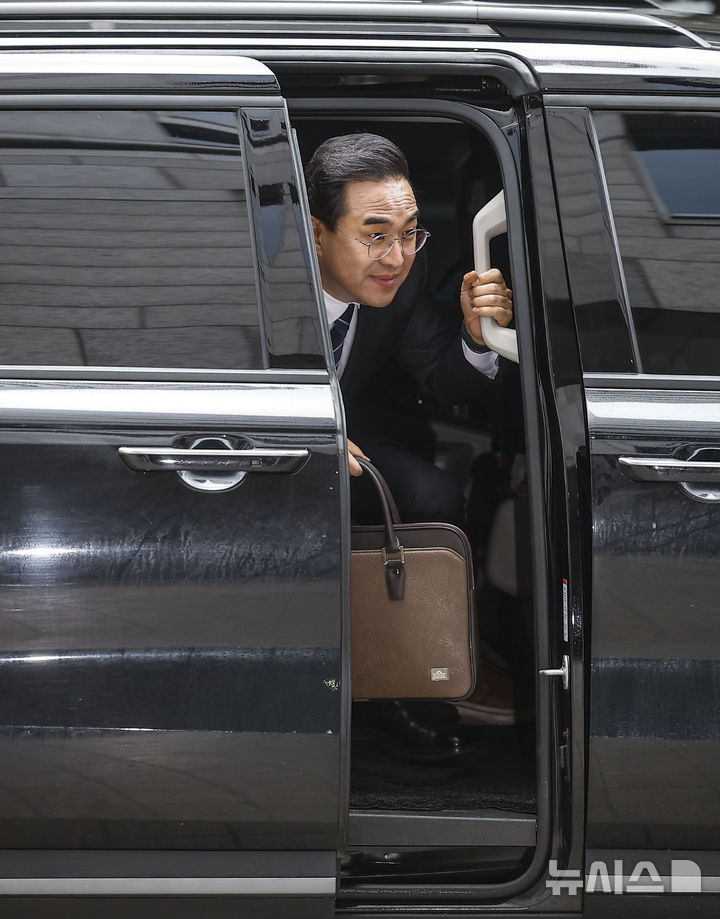 [서울=뉴시스] 정병혁 기자 = 박홍근 기획예산처 장관 후보자가 3일 서울 중구 예금보험공사에 마련된 인사청문회 준비 사무실로 출근해 차에서 내리고 있다. 2026.03.03. jhope@newsis.com