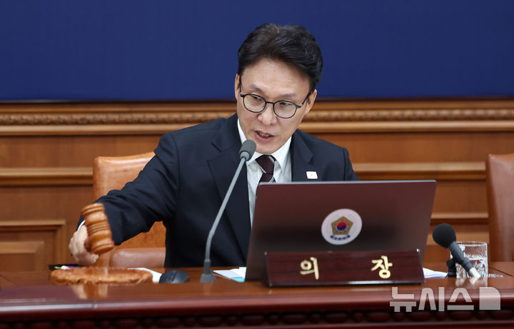 [서울=뉴시스] 김선웅 기자 = 김민석 국무총리가 3일 서울 종로구 정부서울청사에서 열린 국무회의에서 의사봉을 두드리며 개의를 선언하고 있다. 2026.03.03. mangusta@newsis.com