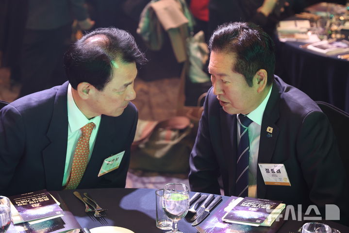 [서울=뉴시스] 정병혁 기자 = 정청래(오른쪽) 더불어민주당 대표가 3일 서울 중구 롯데호텔에서 열린 증권시장 개장 70주년 기념식에서 정은보 한국거래소 이사장과 대화를 나누고 있다. 2026.03.03. jhope@newsis.com