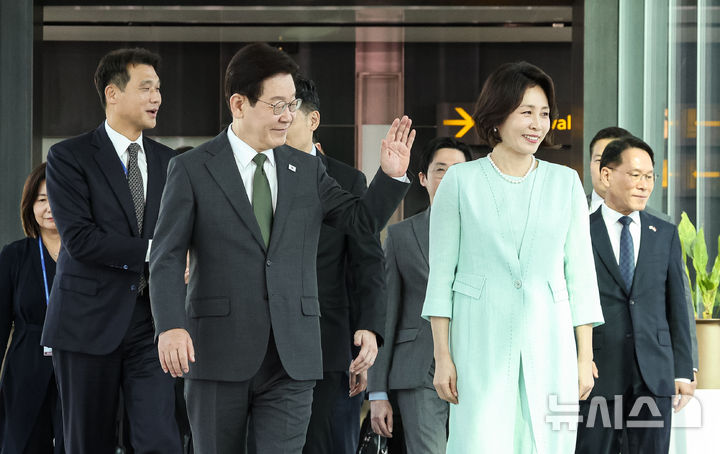 [싱가포르=뉴시스] 최동준 기자 = 싱가포르 국빈 방문 일정을 마친 이재명 대통령과 김혜경 여사가 3일(현지 시간) 필리핀 국빈 방문을 위해 창이 국제공항에서 출국하며 공항 직원들에게 인사하고 있다. 2026.03.03. photocdj@newsis.com