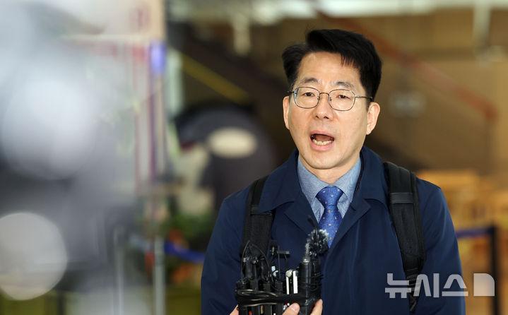 [부산=뉴시스] 하경민 기자 = 황종우 해양수산부 장관 후보자가 3일 오전 부산 중구 부산항만공사에서 인사청문회 준비를 위한 첫 출근을 하며 취재진 질문에 답하고 있다. 2026.03.03. yulnetphoto@newsis.com