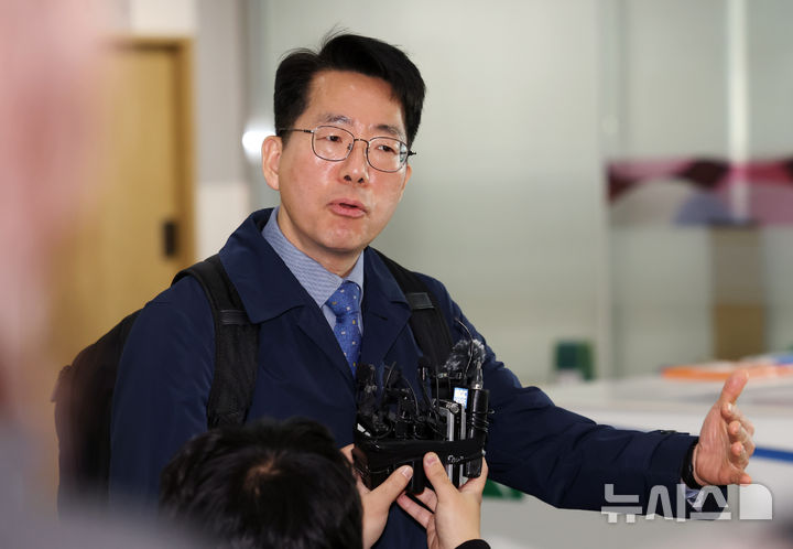 [부산=뉴시스] 하경민 기자 = 황종우 해양수산부 장관 후보자가 3일 오전 부산 중구 부산항만공사에서 인사청문회 준비를 위한 첫 출근을 하며 취재진 질문에 답하고 있다. 2026.03.03. yulnetphoto@newsis.com