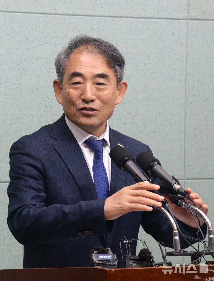 [전주=뉴시스] 김얼 기자 = 윤준병 더불어민주당 전북특별자치도당 도당위원장이 3일 전북 전주시 전북특별자치도의회 기자회견장에서 이재명 대통령의 타운홀미팅과 현대차 투자와 관련한 기자회견을 열고 기자들의 질의에 답변하고 있다. 2026.03.03. pmkeul@newsis.com