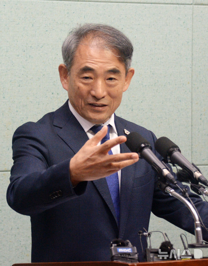 [전주=뉴시스] 김얼 기자 = 윤준병 더불어민주당 전북특별자치도당 도당위원장이 3일 전북 전주시 전북특별자치도의회 기자회견장에서 이재명 대통령의 타운홀미팅과 현대차 투자와 관련한 기자회견을 열고 기자들의 질의에 답변하고 있다. 2026.03.03. pmkeul@newsis.com