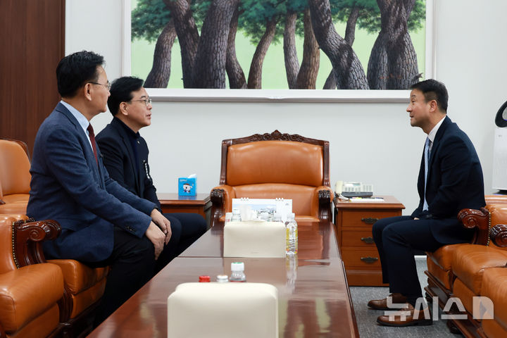 [서울=뉴시스] 고승민 기자 = 한병도 더불어민주당 원내대표와 송언석 국민의힘 원내대표가 3일 서울 여의도 국회에서 회동하고 있다. 2026.03.03. kkssmm99@newsis.com