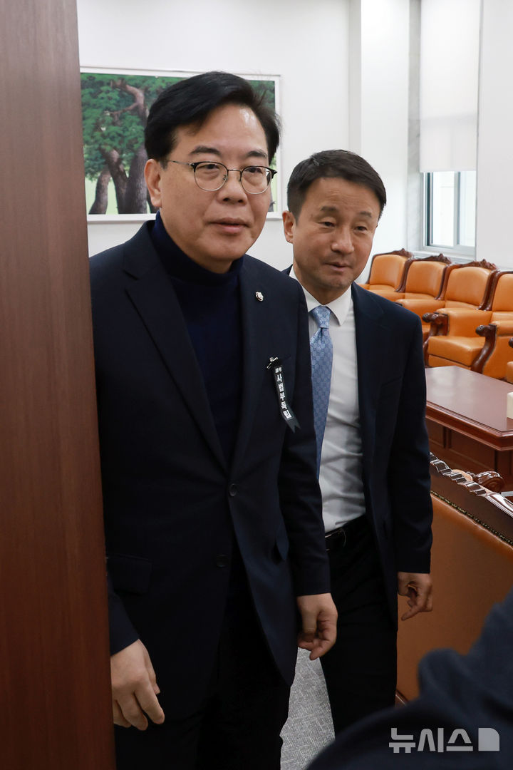 [서울=뉴시스] 고승민 기자 = 한병도 더불어민주당 원내대표와 송언석 국민의힘 원내대표가 3일 서울 여의도 국회 운영위원장실에서 만나 본격 대화 전 함께 위원장실을 나서고 있다. 2026.03.03. kkssmm99@newsis.com