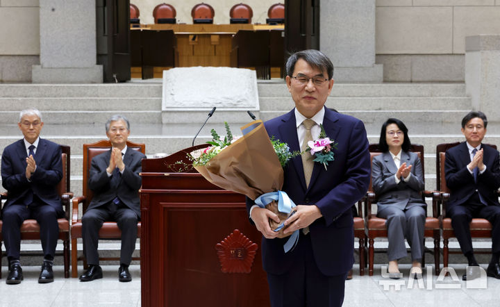 [서울=뉴시스] 홍효식 기자 = 노태악 대법관이 3일 오전 서울 서초구 대법원에서 열린 퇴임식에서 꽃다발을 들고 기념촬영하고 있다. 2026.03.03. yesphoto@newsis.com
