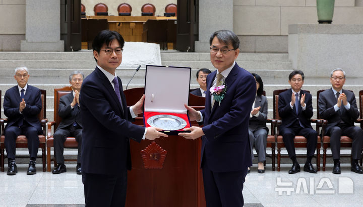 [서울=뉴시스] 홍효식 기자 = 노태악(오른쪽) 대법관이 3일 오전 서울 서초구 대법원에서 열린 퇴임식에서 재임기념패를 받고 기념촬영하고 있다. 2026.03.03. yesphoto@newsis.com