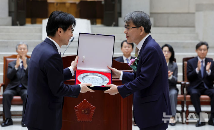 [서울=뉴시스] 홍효식 기자 = 노태악(오른쪽) 대법관이 3일 오전 서울 서초구 대법원에서 열린 퇴임식에서 재임기념패를 받고 있다. 2026.03.03. yesphoto@newsis.com