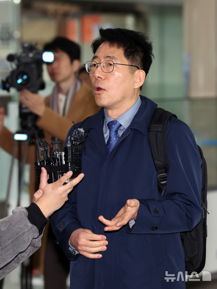 [부산=뉴시스] 하경민 기자 = 황종우 해양수산부 장관 후보자가 3일 오전 부산 중구 부산항만공사에서 인사청문회 준비를 위한 첫 출근을 하며 취재진 질문에 답하고 있다. 2026.03.03. yulnetphoto@newsis.com