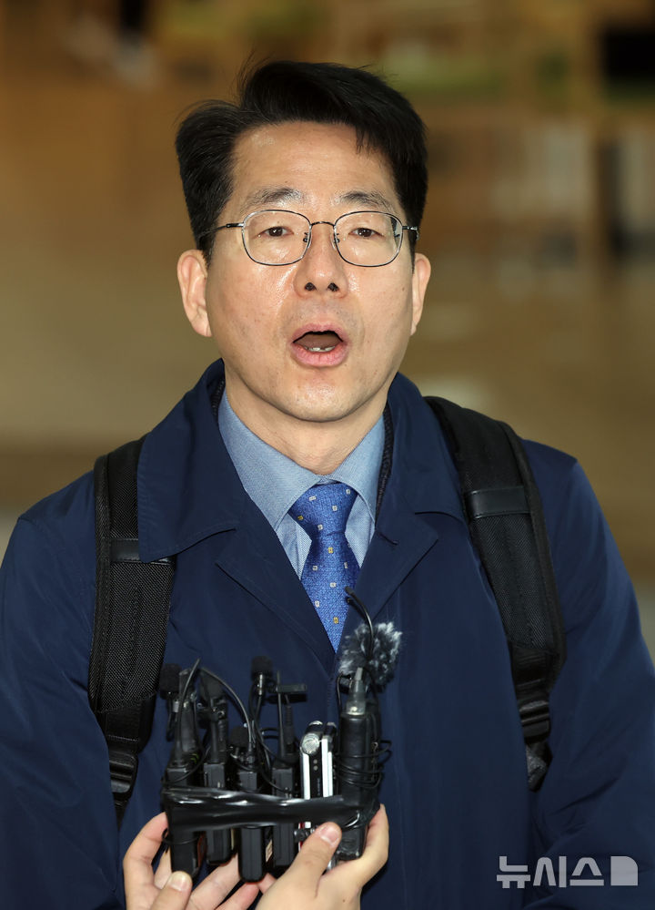 [부산=뉴시스] 하경민 기자 = 황종우 해양수산부 장관 후보자가 3일 오전 부산 중구 부산항만공사에서 인사청문회 준비를 위한 첫 출근을 하며 취재진 질문에 답하고 있다. 2026.03.03. yulnetphoto@newsis.com