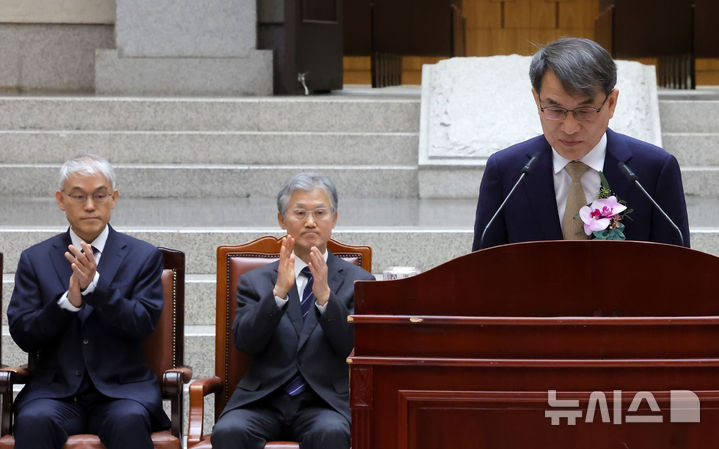 [서울=뉴시스] 홍효식 기자 = 노태악 대법관이 3일 오전 서울 서초구 대법원에서 열린 퇴임식에서 퇴임사를 마치고 인사하고 있다. 2026.03.03. yesphoto@newsis.com