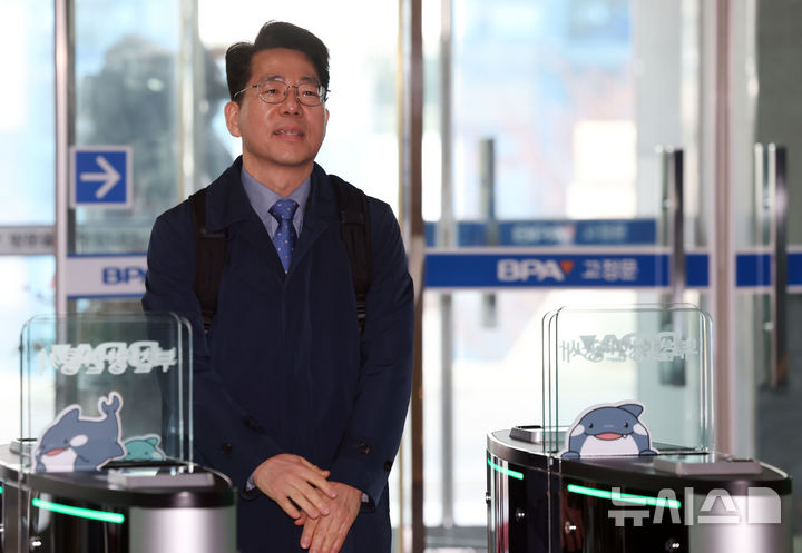 [부산=뉴시스] 하경민 기자 = 황종우 해양수산부 장관 후보자가 3일 오전 부산 중구 부산항만공사에서 인사청문회 준비를 위한 첫 출근을 하고 있다. 2026.03.03. yulnetphoto@newsis.com