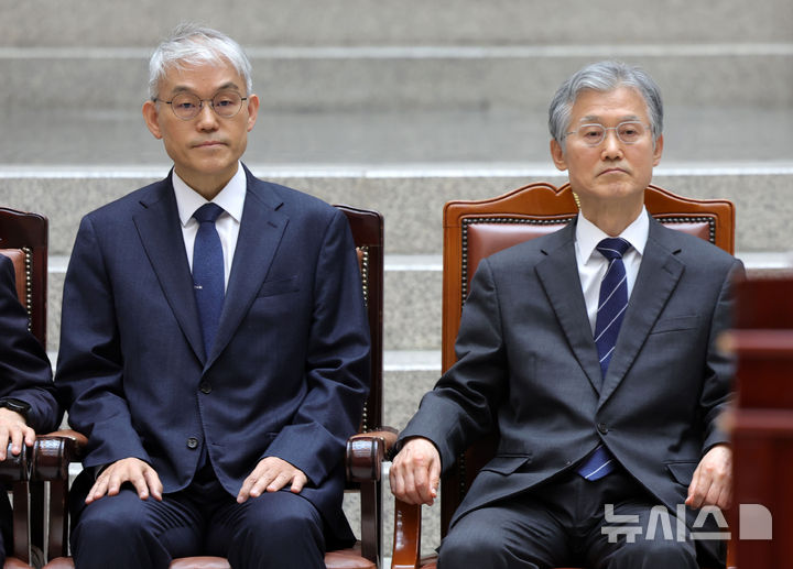 [서울=뉴시스] 홍효식 기자 = 조희대 대법원장, 천대엽 대법관이 3일 오전 서울 서초구 대법원에서 열린 노태악 대법관 퇴임식에 퇴임사를 듣고 있다. 2026.03.03. yesphoto@newsis.com