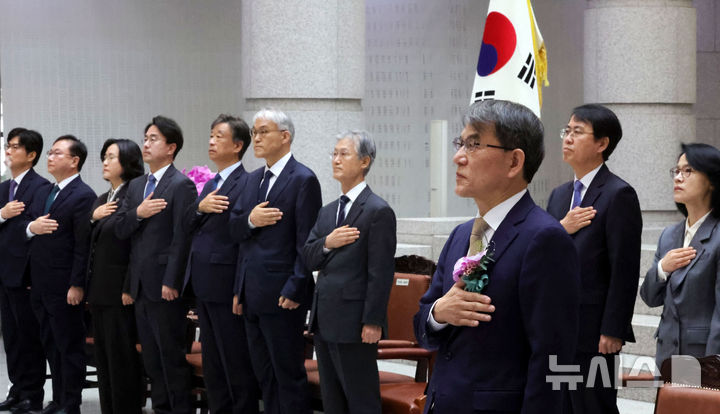 [서울=뉴시스] 홍효식 기자 = 노태악 대법관 등이 3일 오전 서울 서초구 대법원에서 열린 퇴임식에서 국기에 대한 경례를 하고 있다. 2026.03.03. yesphoto@newsis.com