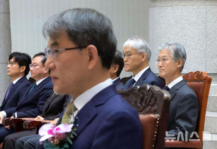 [서울=뉴시스] 홍효식 기자 = 조희대(오른쪽부터) 대법원장, 천대엽 대법관, 노태악 대법관 등이 3일 오전 서울 서초구 대법원에서 열린 노태악 대법관 퇴임식에 자리하고 있다. 2026.03.03. yesphoto@newsis.com