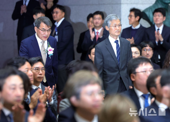 [서울=뉴시스] 홍효식 기자 = 조희대(오른쪽) 대법원장과 노태악 대법관이 3일 오전 서울 서초구 대법원에서 열린 노태악 대법관 퇴임식에 입장하고 있다. 2026.03.03. yesphoto@newsis.com
