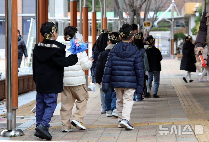[서울=뉴시스] 이영환 기자 = 지난 3일 오전 서울 서초구 원촌초등학교에서 입학식을 마친 학생들이 담임선생님과 교실로 향하고 있다. (사진은 기사와 직접 관련 없습니다) 2026.03.03. 20hwan@newsis.com
