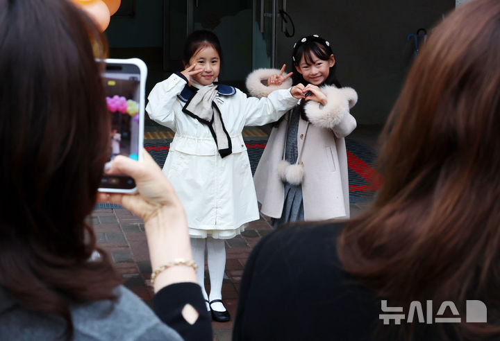 [서울=뉴시스] 이영환 기자 = 3일 오전 서울 서초구 원촌초등학교에서 열린 입학식에서 학생들이 기념촬영을 하고 있다. 2026.03.03. 20hwan@newsis.com