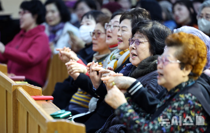 [서울=뉴시스] 최진석 기자 = 3일 서울 마포구 신촌감리교회에서 열린 2026학년도 일성여자중·고등학교 입학식에서 신입생들이 손을잡고 노래를 부르고 있다. 일성여자중·고등학교는 제때 학업을 마치지 못한 40대에서 80대까지의 여성 만학도들이 중·고등학교 과정을 공부하는 2년제 학력인정 평생학교이다. 2026.03.03. myjs@newsis.com