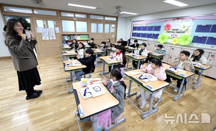 [대구=뉴시스] 이무열 기자 = 3일 대구 달서구 대구장동초등학교에서 입학식을 마친 신입생 어린이들이 교실에서 담임선생님과 인사를 나누고 있다. (기사 내용 무관) 2026.03.03. lmy@newsis.com
