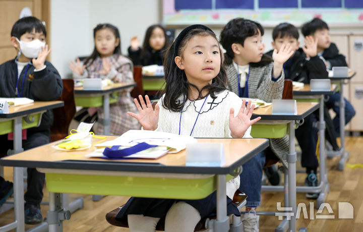 [대구=뉴시스] 이무열 기자 = 3일 대구 달서구 대구장동초등학교에서 입학식을 마친 신입생 어린이들이 교실에서 담임선생님과 인사를 나누고 있다. 2026.03.03. lmy@newsis.com