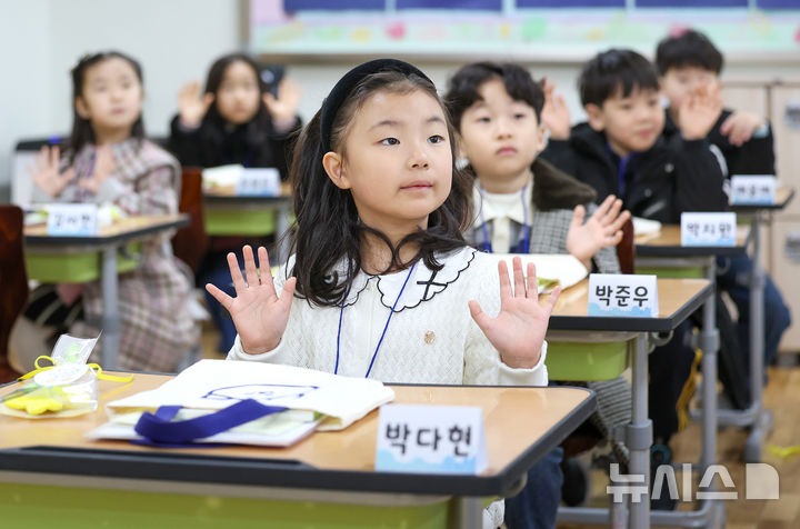 [대구=뉴시스] 이무열 기자 = 3일 대구 달서구 대구장동초등학교에서 입학식을 마친 신입생 어린이들이 교실에서 담임선생님과 인사를 나누고 있다. 2026.03.03. lmy@newsis.com