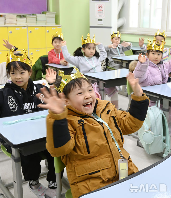 [수원=뉴시스] 김종택 기자 = 3일 경기 수원시 대평초등학교에서 열린 입학식에서 왕관을 쓴 신입생 어린이들이 담임 선생님과 인사하고 있다. 2026.03.03. jtk@newsis.com