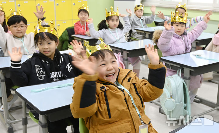 [수원=뉴시스] 김종택 기자 = 3일 경기 수원시 대평초등학교에서 열린 입학식에서 왕관을 쓴 신입생 어린이들이 담임 선생님과 반갑게 인사하고 있다. 2026.03.03. jtk@newsis.com *사진은 기사 내용과 무관*