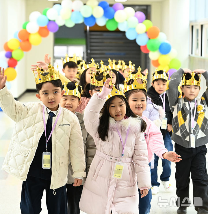 [수원=뉴시스] 김종택 기자 = 3일 경기 수원시 대평초등학교에서 열린 입학식에서 왕관을 쓴 신입생 어린이들이 행사장으로 이동하고 있다. 2026.03.03. jtk@newsis.com