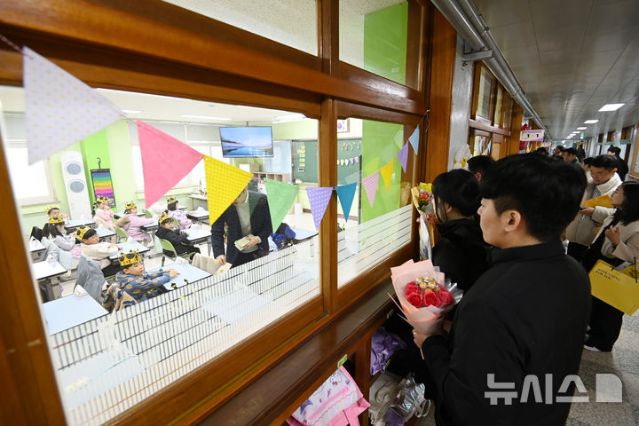 [수원=뉴시스] 김종택 기자 = 3일 경기 수원시 대평초등학교에서 열린 입학식에서 학부모들이 교실을 바라보고 있다. 2026.03.03. jtk@newsis.com
