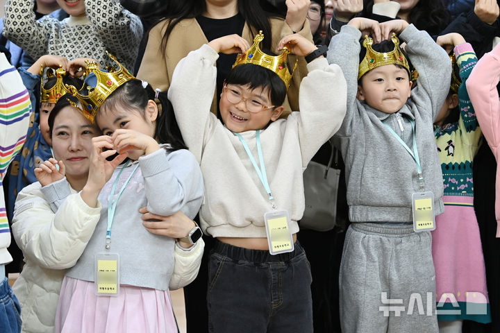 [수원=뉴시스] 김종택 기자 = 3일 경기 수원시 대평초등학교에서 열린 입학식에서 왕관을 쓴 신입생 어린이들이 기념촬영을 하고 있다. 2026.03.03. jtk@newsis.com
