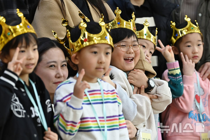 [수원=뉴시스] 김종택 기자 = 3일 경기 수원시 대평초등학교에서 열린 입학식에서 왕관을 쓴 신입생 어린이들이 기념촬영을 하고 있다. 2026.03.03. jtk@newsis.com