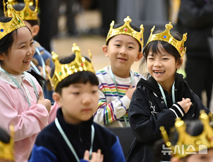 [수원=뉴시스] 김종택 기자 = 3일 경기 수원시 대평초등학교에서 열린 입학식에서 왕관을 쓴 신입생 어린이들이 공연을 보며 즐거워하고 있다. 2026.03.03. jtk@newsis.com