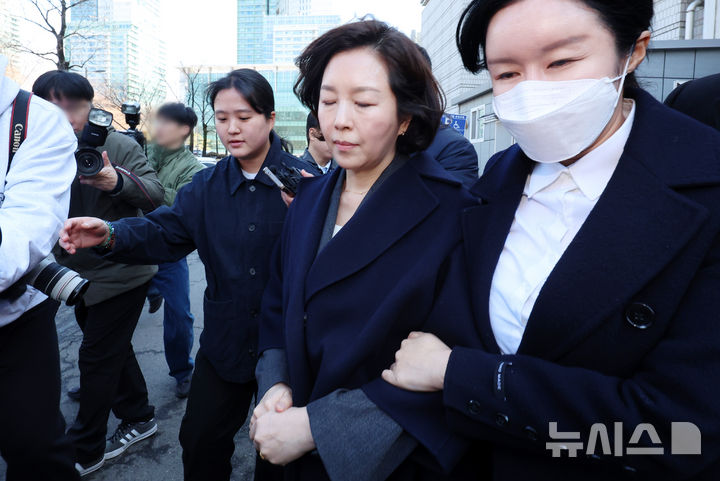 [서울=뉴시스] 조성우 기자 = 공천 헌금 의혹을 받는 김경 전 서울시의원이 3일 서울 서초구 서울중앙지방법원에서 열린 구속 전 피의자 심문(영장실질심사)을 마치고 청사를 나서고 있다. 2026.03.03. xconfind@newsis.com