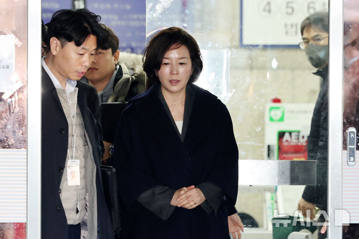 [서울=뉴시스] 조성우 기자 = 공천 헌금 의혹을 받는 김경 전 서울시의원이 3일 서울 서초구 서울중앙지방법원에서 열린 구속 전 피의자 심문(영장실질심사)을 마치고 청사를 나서고 있다. 2026.03.03. xconfind@newsis.com